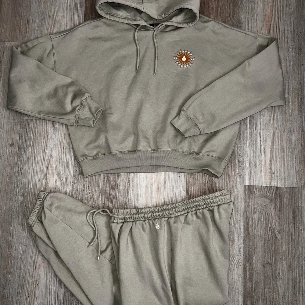 Volcom Set - Picture 2 of 2